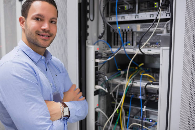 西方人,一个人,商务人士,商务男性,站,笑,双手交叉,微笑,横图,室内,白天,侧面,衬衫,通讯,服务器,数据,欧洲,欧洲人,仅一个男性,仅一个人,阴影,套装,时间,反射,传输,时钟,手表,影子,计时,扭头,注视,仅一个年轻男性,一个,钟表,观察,看,站着,转头,表,单个,观看,网线,腕表,察看,双手抱胸,关注,水晶头,商务装,工薪阶层,线缆,软件,男人,男性,年轻男性,白种人,白领,上班族,钟,站立,半身,彩图,衬衣,计算机软件,伺服器