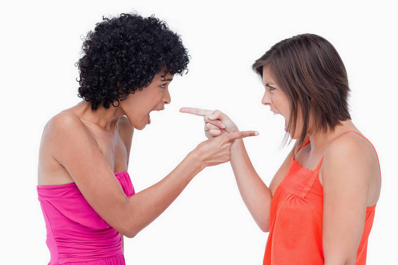 西方人,两个人,伙伴,朋友,站,横图,室内,白天,白色背景,侧面,友谊,欧洲,欧洲人,阴影,服装,反射,影子,大喊,注视,吊带衫,相视,衣服,粉色,抹胸,观察,看,站着,张嘴,面对面,橙色,摄影,服饰,影棚,观看,对视,大叫,察看,互视,衣着,穿着,关注,相对,争执,张大嘴巴,相看,大呼,衣饰,争辩,友情,年轻女性,女人,女性,白种人,张开嘴,站立,争论,半身,彩图,影棚拍摄,拍摄