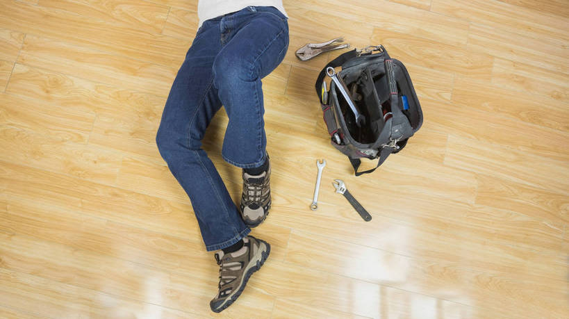 西方人,一个人,躺,横图,俯视,室内,白天,地板,欧洲,欧洲人,仅一个男性,仅一个人,仅一个中年男性,连接,阴影,组合,服装,裤子,反射,工具,影子,地面,牛仔裤,休闲装,木地板,衣服,容器,箱子,休闲,休闲服,工具箱,服饰,储藏,扳手,链接,五金,紧固,储存,拼接,拼凑,拼合,凑集,聚合,撮合,链结,牢固,扳头,活动扳手,卧着,男人,男性,中年男性,白种人,躺着,卧,半身,彩图,高角度拍摄,贮存