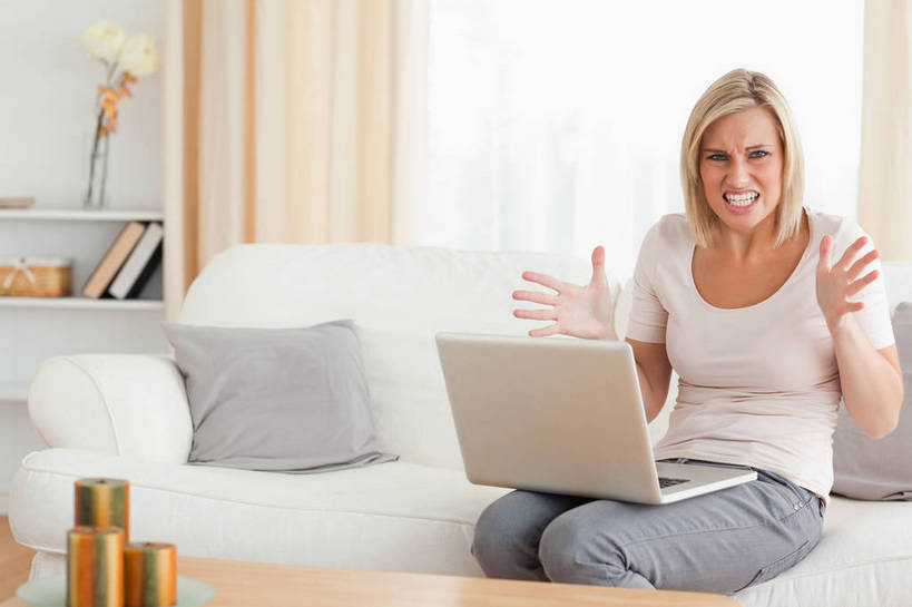 西方人,一个人,客厅,坐,横图,室内,白天,正面,电脑,笔记本电脑,窗帘,靠垫,沙发,桌子,花瓶,书籍,欧洲,欧洲人,仅一个年轻女性,仅一个女性,仅一个人,服装,生气,装饰,盛开,网络,木制,陶瓷,靠枕,陶瓷制品,花蕾,置物架,茶几,注视,休闲装,通讯设备,架子,花,花瓣,花朵,鲜花,衣服,帘子,木制品,瓶子,书本,垫子,枕头,花苞,花蕊,观察,看,休闲,休闲服,遮阳,愤怒,服饰,观看,恼怒,华丽,修饰,一台,点缀,察看,无线,起居室,愤慨,张开五指,怒气,气愤,发怒,关注,怒火,通信设备,无线网络,陈列架,情绪,脾气,布艺沙发,无线上网,便携式电脑,忿怒,怨恨,强烈,衬托,美观,雅致,雅观,搁架,客堂,气忿,愤恨,肝火,激动,手提电脑,年轻女性,女人,女性,白种人,书,图书,坐着,半身,彩图,五指张开