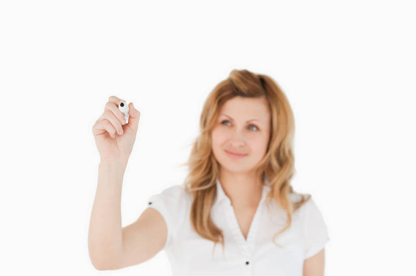 西方人,一个人,教师,站,笑,微笑,横图,室内,白天,白色背景,正面,欧洲,欧洲人,仅一个年轻女性,仅一个女性,仅一个人,握,服装,笔,办公用品,拿,拿着,注视,休闲装,文具,衣服,记号笔,学习用品,观察,看,站着,休闲,休闲服,握着,摄影,服饰,影棚,观看,马克笔,麦克笔,文具用品,察看,书写,关注,教员,年轻女性,女人,女性,白种人,讲师,老师,站立,半身,彩图,影棚拍摄,拍摄,先生,大学教师