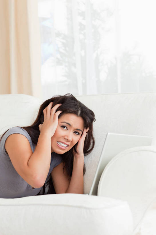 西方人,一个人,客厅,竖图,室内,白天,侧面,电脑,笔记本电脑,窗帘,沙发,欧洲,欧洲人,仅一个年轻女性,仅一个女性,仅一个人,阴影,服装,生气,装饰,反射,网络,影子,扭头,注视,休闲装,通讯设备,衣服,帘子,观察,看,趴着,转头,休闲,休闲服,遮阳,愤怒,服饰,观看,恼怒,华丽,修饰,一台,点缀,察看,无线,起居室,愤慨,怒气,气愤,发怒,关注,怒火,通信设备,无线网络,情绪,脾气,布艺沙发,无线上网,便携式电脑,忿怒,怨恨,强烈,衬托,美观,雅致,雅观,客堂,气忿,愤恨,肝火,激动,手提电脑,年轻女性,女人,女性,白种人,趴,半身,彩图