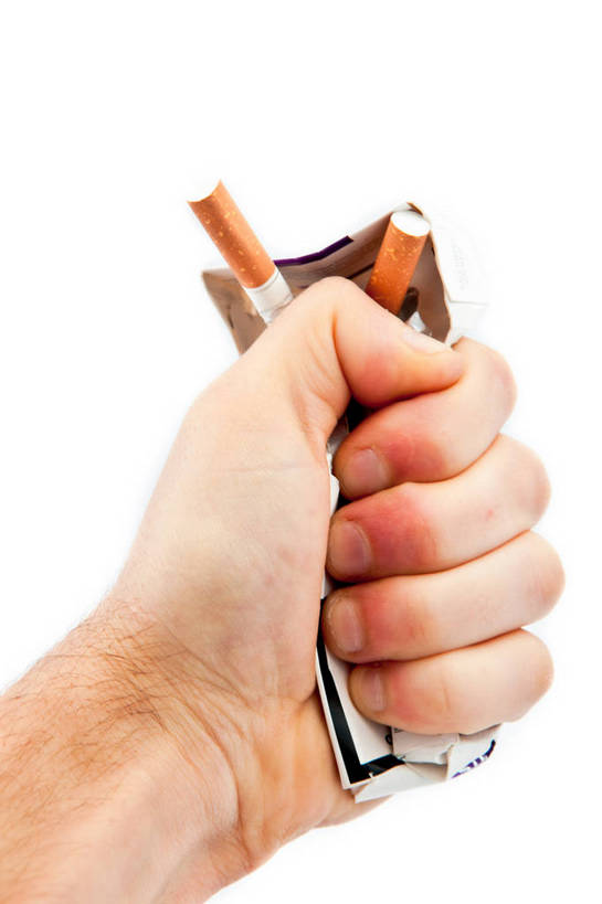 西方人,手,一个人,捏,竖图,室内,特写,白天,白色背景,正面,香烟,欧洲,欧洲人,仅一个男性,仅一个人,握,阴影,反射,影子,捏着,破坏,破损,盒子,仅一个年轻男性,包装盒,容器,手部,烟,握着,摄影,影棚,储藏,单手,损坏,储存,香烟盒,男人,男性,年轻男性,白种人,卷烟,烟草,纸烟,半身,彩图,影棚拍摄,拍摄,贮存