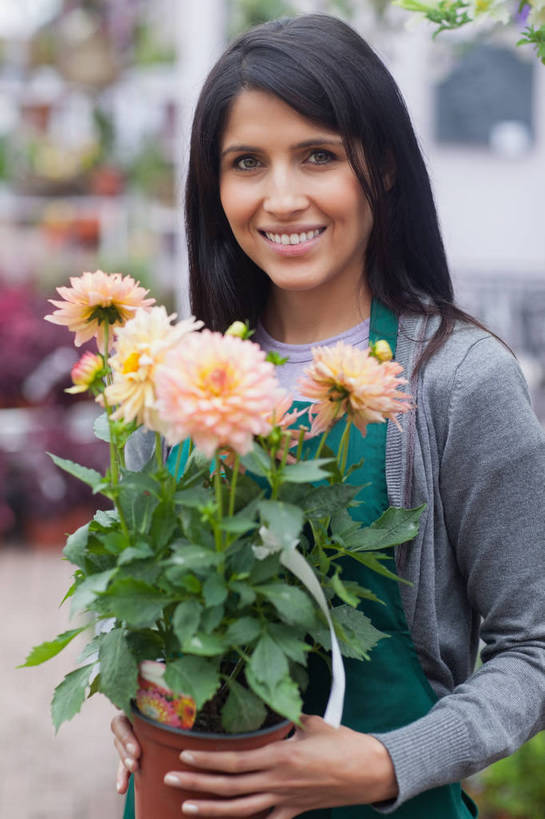 西方人,一个人,商店,站,笑,微笑,露齿笑,竖图,室外,白天,正面,花盆,欧洲,欧洲人,仅一个年轻女性,仅一个女性,仅一个人,握,服装,朦胧,模糊,盛开,陶瓷,陶瓷制品,拿,花蕾,拿着,注视,休闲装,商铺,花,花瓣,花朵,鲜花,衣服,容器,花苞,花蕊,观察,看,站着,休闲,休闲服,握着,服饰,观看,储藏,察看,储存,关注,市肆,商号,年轻女性,女人,女性,白种人,站立,半身,彩图,店铺,花园中心,园艺中心,贮存