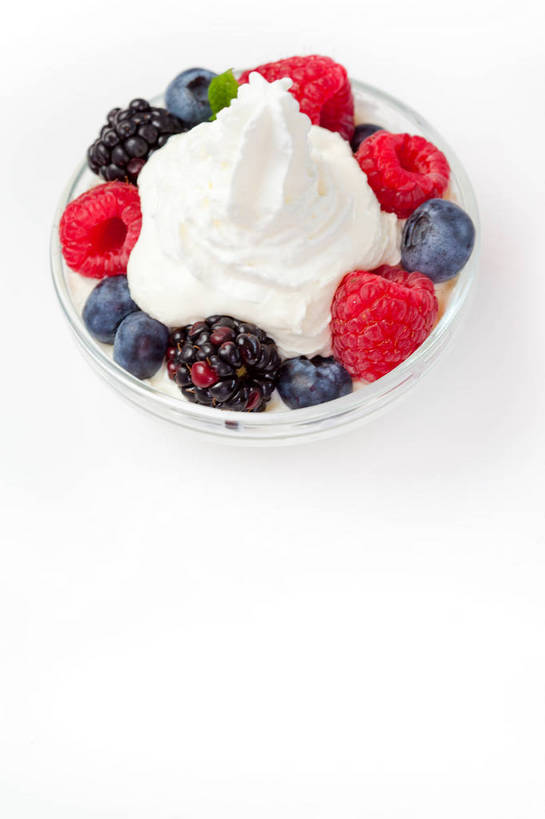 无人,竖图,俯视,室内,特写,白天,白色背景,浆果,蓝莓,黑莓,蔬菜,水果,玻璃,阴影,新鲜,反射,影子,生食,食品,果实,蔬果,玻璃制品,食物,一个,容器,碗,奶油,摄影,有机食品,绿色食品,影棚,单个,储藏,乳制品,储存,山莓,树莓,三月泡,四月泡,山抛子,刺葫芦,悬钩子,馒头菠,高脚菠,龙船泡,泡儿刺,露莓,激凌,克林姆,淇淋,山都柿,蓝浆果,蓝靛果,彩图,高角度拍摄,影棚拍摄,拍摄,都柿,笃斯,贮存