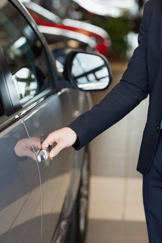 西方人,手,一个人,商务人士,商务男性,商店,站,拉,竖图,室内,特写,白天,正面,衬衫,汽车,欧洲,欧洲人,仅一个男性,仅一个人,套装,朦胧,模糊,商铺,车,仅一个年轻男性,交通工具,轿车,站着,手部,单手,专卖店,载具,商务装,汽车专卖店,工薪阶层,4S店,市肆,商号,男人,男性,年轻男性,白种人,白领,上班族,站立,半身,彩图,衬衣,店铺