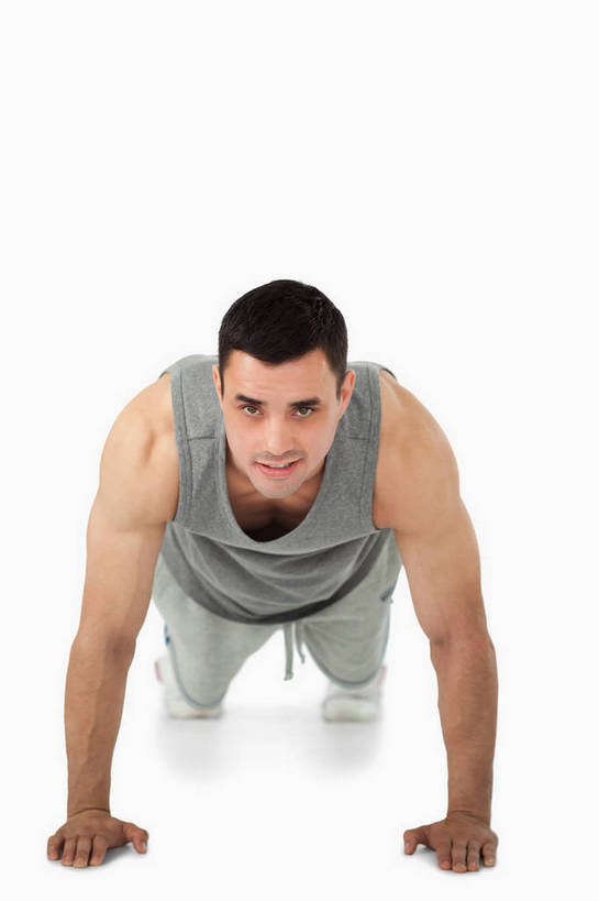 西方人,一个人,俯卧撑,竖图,室内,白天,白色背景,正面,欧洲,欧洲人,仅一个男性,仅一个人,撑,服装,背心,注视,仅一个年轻男性,衣服,观察,看,摄影,服饰,影棚,观看,察看,撑着,衣着,穿着,关注,衣饰,男人,男性,年轻男性,白种人,伏地挺身,彩图,全身,影棚拍摄,拍摄,掌上压