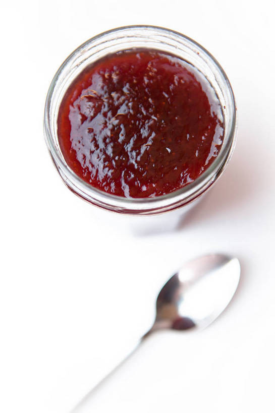 无人,竖图,俯视,室内,特写,白天,白色背景,玻璃,金属制品,阴影,反射,金属,影子,勺子,玻璃制品,一个,玻璃瓶,瓶子,调羹,汤匙,果酱,草莓酱,摄影,影棚,单个,广口瓶,果子酱,彩图,高角度拍摄,影棚拍摄,拍摄