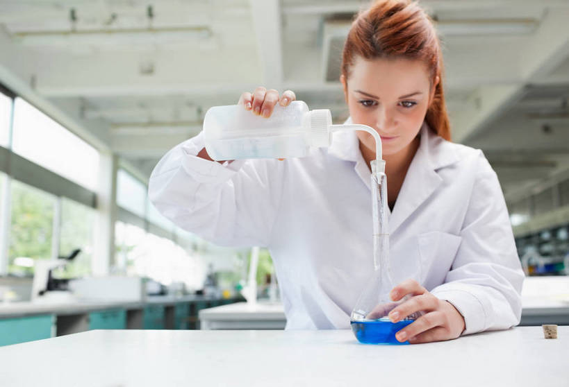 西方人,一个人,科学家,办公室,横图,室内,白天,正面,实验,研发,仪器,家具,桌子,欧洲,欧洲人,仅一个年轻女性,仅一个女性,仅一个人,握,服装,朦胧,模糊,研究,透明,分析,科学,化学,测试,烧瓶,液体,办公桌,实验室,研究室,拿,拿着,注视,玻璃制品,衣服,蓝色,白色,玻璃瓶,瓶子,塑料制品,观察,看,器皿,塑料瓶,握着,服饰,观看,科研,察看,衣着,科研人员,白大褂,穿着,关注,化验,研究者,检验,研究所,实验服,科学研究者,玻璃仪器,试验耗材,实验用品,平底烧瓶,化验室,检验室,办公家具,衣饰,年轻女性,女人,女性,白种人,科学工作者,半身,彩图,实验衣,洗瓶