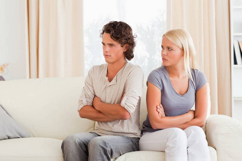 西方人,两个人,客厅,坐,双手交叉,横图,室内,白天,正面,爱情,窗户,窗帘,靠垫,沙发,欧洲,欧洲人,服装,生气,装饰,靠枕,浪漫,扭头,注视,休闲装,玻璃窗,衣服,帘子,垫子,枕头,观察,看,转头,休闲,温暖,温馨,休闲服,遮阳,恩爱,愤怒,恋人,服饰,观看,恼怒,华丽,修饰,点缀,和睦,察看,起居室,双手抱胸,愤慨,怒气,气愤,发怒,关注,怒火,情绪,脾气,布艺沙发,忿怒,怨恨,强烈,衬托,美观,雅致,雅观,客堂,气忿,愤恨,肝火,激动,男人,男性,年轻男性,年轻女性,女人,女性,白种人,情侣,坐着,半身,彩图,伴侣,融洽