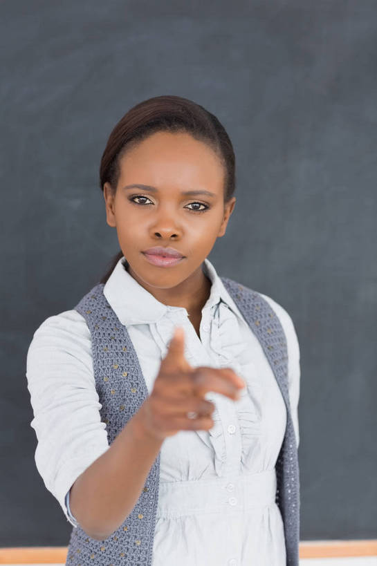 西方人,一个人,教师,学校,站,竖图,室内,白天,正面,欧洲,非洲,黑人,欧洲人,仅一个年轻女性,仅一个女性,仅一个人,指,阴影,服装,反射,影子,注视,指点,校园,衣服,黑板,观察,看,站着,教室,教学,责备,服饰,观看,指责,察看,课堂,指向,衣着,穿着,关注,衣饰,教员,耐磨,叱责,指摘,教学黑板,年轻女性,女人,女性,非洲人,老师,站立,半身,彩图,先生