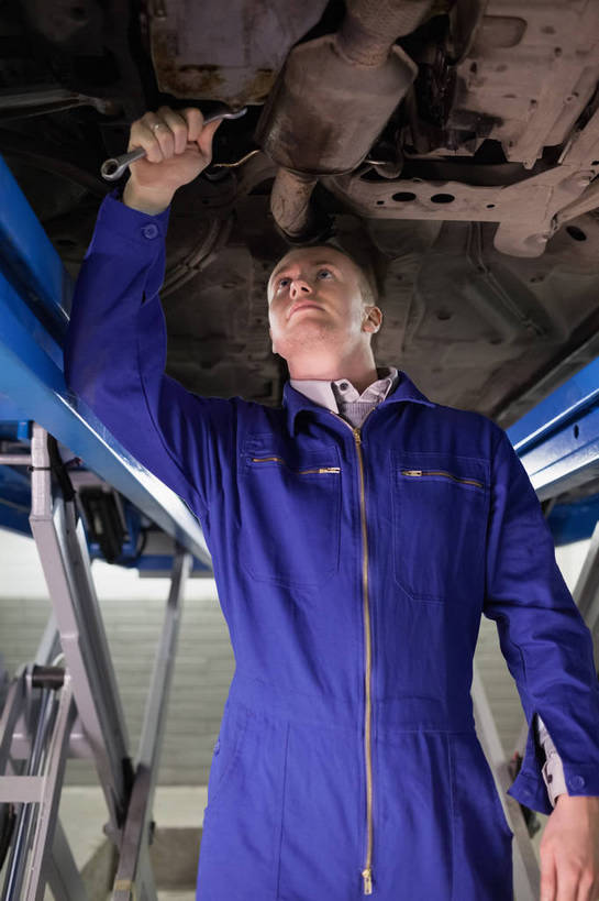 西方人,一个人,工厂,站,竖图,室内,白天,仰视,工作服,制服,汽车,欧洲,欧洲人,仅一个男性,仅一个人,一辆,吊挂,连接,握,悬挂,组合,朦胧,模糊,工具,挂,拿,拿着,注视,车,工人,仅一个年轻男性,蓝色,交通工具,轿车,观察,看,站着,握着,工业,观看,扳手,修理,链接,五金,察看,紧固,关注,拼接,载具,拼凑,拼合,凑集,聚合,撮合,链结,牢固,扳头,工作制服,补缀,修缮,修补,活动扳手,男人,男性,年轻男性,白种人,员工,抬头,仰头,站立,半身,彩图,低角度拍摄,工作套服,制造厂,机械工人,匠人,劳动者,体力工,生产工厂