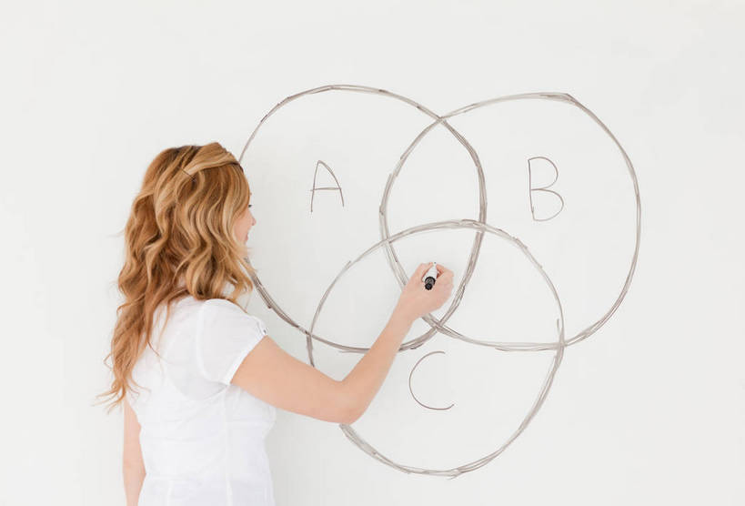 西方人,一个人,教师,学校,站,横图,室内,白天,侧面,欧洲,欧洲人,仅一个年轻女性,仅一个女性,仅一个人,握,服装,英文,圆形,笔,标志,图形,文字,圆,字符,字母,办公用品,几何,拿,拿着,扭头,休闲装,标识,校园,文具,衣服,白板,记号笔,学习用品,站着,转头,休闲,教室,休闲服,握着,服饰,英文字母,马克笔,麦克笔,文具用品,书写,课堂,数学,记录板,辅导,记事板,助教,教员,誊写,年轻女性,女人,女性,白种人,老师,站立,半身,彩图,几何图形,平面图形,先生,大学教师