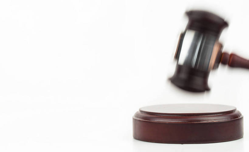 无人,横图,室内,特写,白天,白色背景,正面,静物,朦胧,模糊,拍卖槌,拍卖锤,摄影,影棚,下降,降落,法槌,法锤,降低,下跌,下落,彩图,影棚拍摄,拍摄