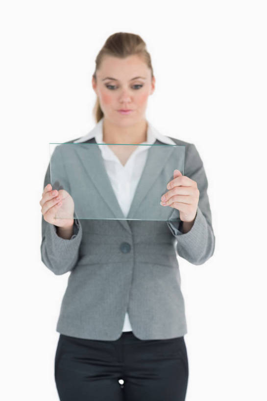 西方人,一个人,商务人士,商务女性,站,竖图,室内,白天,白色背景,正面,显示器,欧洲,欧洲人,仅一个年轻女性,仅一个女性,仅一个人,握,套装,屏幕,触摸屏,拿,拿着,注视,输入设备,显示屏,低头,观察,看,站着,握着,摄影,影棚,观看,察看,关注,液晶显示器,商务装,工薪阶层,输出设备,垂头,年轻女性,女人,女性,白种人,白领,上班族,站立,半身,彩图,影棚拍摄,拍摄,触控面板,触控屏,交互设备