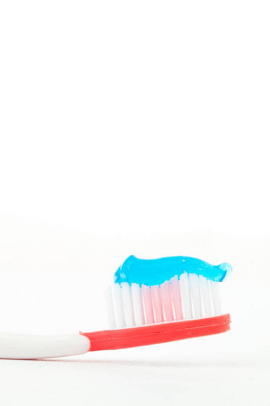 无人,竖图,室内,特写,白天,白色背景,正面,静物,牙膏,牙刷,蓝色,日用品,清洁,摄影,影棚,洗漱用品,卫生,彩图,影棚拍摄,拍摄