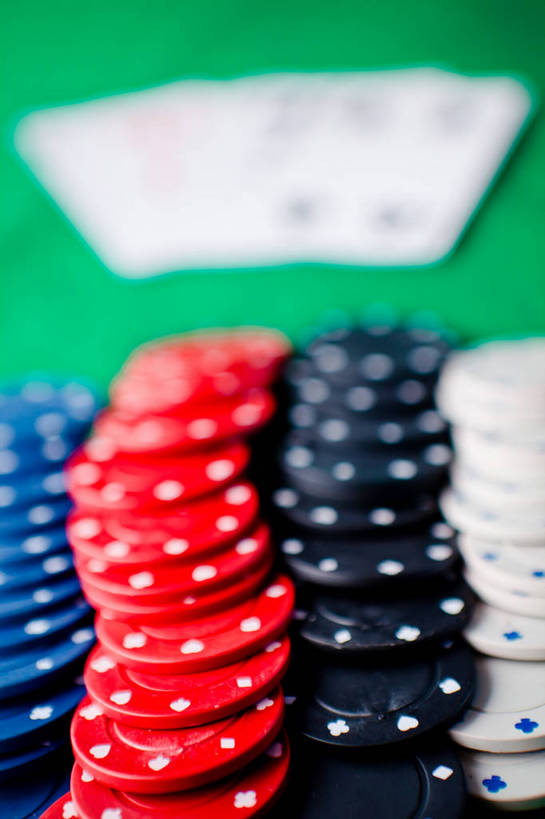 无人,竖图,俯视,室内,特写,白天,游戏,赌博,贪欲,竞争,静物,扑克牌,纸牌,玩具,扑克,一排,许多,绿色背景,阴影,朦胧,模糊,整齐,反射,影子,很多,玩,娱乐,刺激,排列,红色,蓝色,白色,黑色,休闲,筹码,摄影,影棚,活动,计数,队列,发泄,消遣,智力,赌具,积累,累积,投机,侥幸,欲望,宣泄,筹马,记数,玩耍,嬉戏,彩图,高角度拍摄,影棚拍摄,拍摄,胜负,输赢