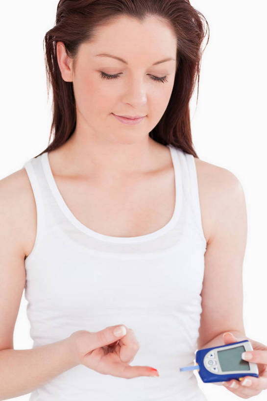 西方人,一个人,站,笑,微笑,竖图,室内,白天,白色背景,正面,欧洲,欧洲人,仅一个年轻女性,仅一个女性,仅一个人,握,阴影,服装,反射,背心,影子,注视,一个,衣服,低头,观察,看,站着,握着,摄影,服饰,影棚,单个,观看,察看,衣着,穿着,关注,医疗器械,医疗工具,垂头,衣饰,年轻女性,女人,女性,白种人,站立,半身,彩图,影棚拍摄,拍摄,血糖检测仪,血糖仪