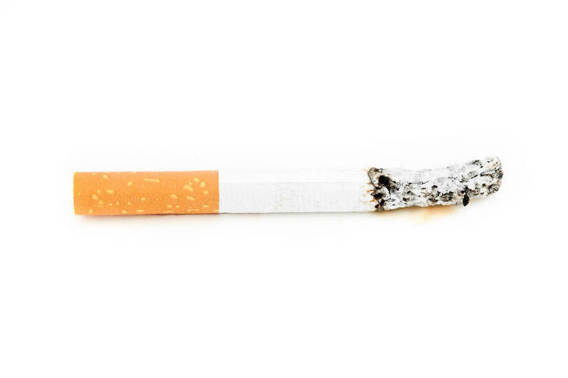 无人,横图,室内,特写,白天,白色背景,正面,静物,香烟,一根,阴影,反射,影子,烟,摄影,影棚,卷烟,烟草,纸烟,彩图,影棚拍摄,拍摄,烟灰