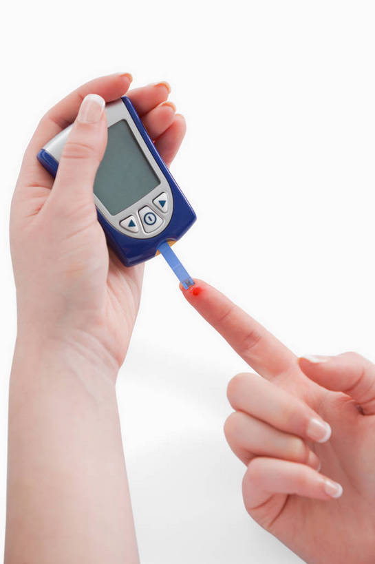 西方人,手,一个人,病人,竖图,俯视,室内,特写,白天,白色背景,欧洲,欧洲人,双手,仅一个年轻女性,仅一个女性,仅一个人,握,拿,拿着,手部,握着,摄影,影棚,病患,医疗器械,医疗工具,年轻女性,女人,女性,白种人,患者,就医者,半身,彩图,高角度拍摄,影棚拍摄,拍摄,血糖检测仪,血糖仪