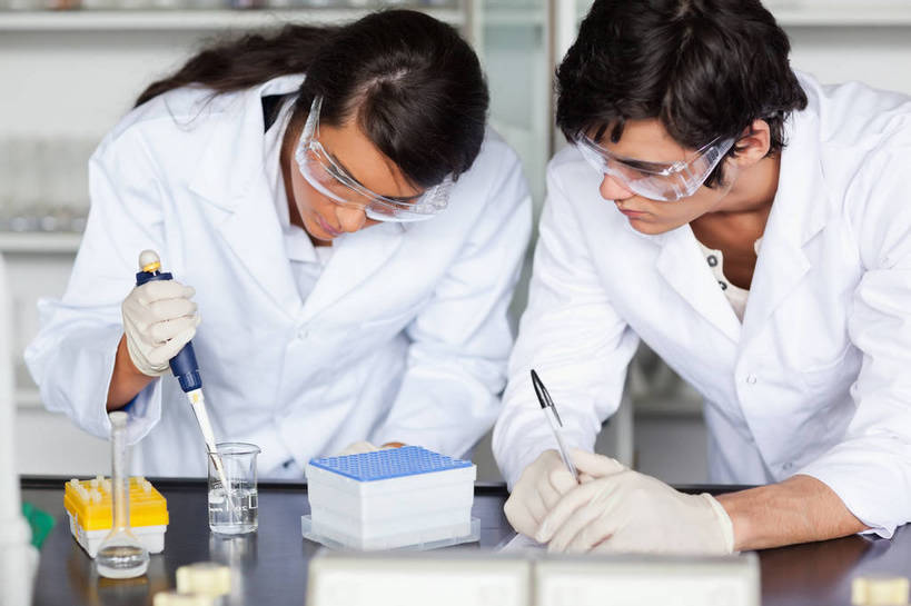 西方人,两个人,伙伴,朋友,办公室,站,横图,室内,白天,正面,友谊,安全,实验,研发,仪器,家具,桌子,杯子,欧洲,欧洲人,弯腰,握,服装,朦胧,模糊,研究,分析,科学,化学,测试,笔,材料,档案,烧杯,文件,眼镜,纸,办公桌,实验室,研究室,办公用品,防护,拿,拿着,注视,水笔,文具,衣服,白色,玻璃瓶,瓶子,手稿,学习用品,资料,观察,看,站着,同学,生物,握着,服饰,观看,护目镜,保护,文具用品,证明,科研,察看,衣着,白大褂,校友,穿着,关注,文档,化验,保险,检验,研究所,实验服,试验耗材,实验用品,化学器材,化验室,检验室,办公家具,保全,周全,安稳,安定,弯身,同窗,学友,安全防护眼镜,移液管,衣饰,平安,友情,男人,男性,年轻男性,年轻女性,女人,女性,白种人,玻璃杯,站立,半身,彩图,实验衣,移液器,防护眼镜,定量吸管,吸量管,移液枪