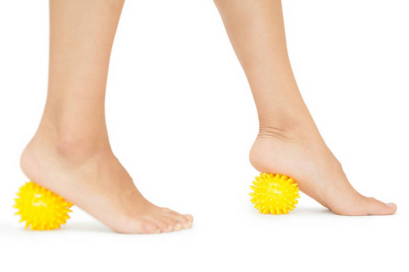 西方人,腿部,脚,脚趾,脚趾甲,腿,一个人,站,横图,室内,特写,白天,白色背景,侧面,按摩,欧洲,欧洲人,仅一个年轻女性,仅一个女性,仅一个人,光脚,踩,球,两个,黄色,踩着,站着,享受,健康,赤脚,按摩球,保健,摄影,影棚,指压,年轻女性,女人,女性,白种人,脚指甲,站立,半身,彩图,影棚拍摄,推拿,拍摄