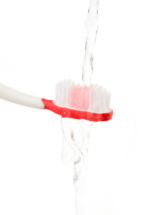 无人,竖图,室内,特写,白天,白色背景,正面,水,一把,飞溅,溅,牙刷,液体,水滴,水珠,日用品,清洁,摄影,影棚,洗漱用品,卫生,喷洒,荡涤,洗濯,清洗,彩图,影棚拍摄,拍摄