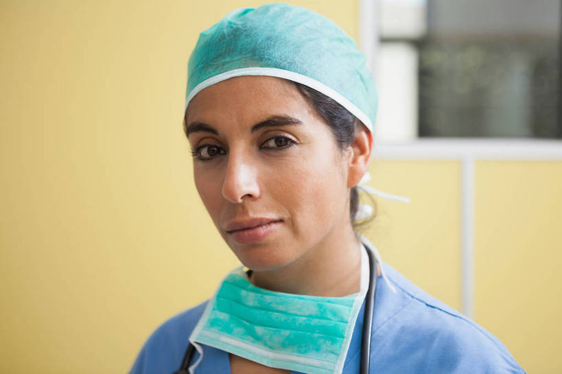 西方人,脸,头,脸颊,一个人,医生,站,横图,室内,特写,白天,正面,工作服,制服,帽子,欧洲,欧洲人,仅一个女性,仅一个人,阴影,朦胧,模糊,反射,分离,影子,墙,过滤,分开,注视,肩膀,墙壁,墙面,黄色,蓝色,口罩,手套,观察,看,站着,仅一个中年女性,医护人员,医疗人员,隔断,橡胶,遮掩,观看,隔离,察看,卫生,掩盖,遮挡,关注,净化,间隔,防护服,橡胶手套,预防,隔离服,橡胶制品,无菌服,遮盖,防尘,手术帽,医用手套,掩饰,断绝,隔开,屏蔽,屏绝,远离,中断,阻遏,阻隔,工作制服,女人,女性,中年女性,白种人,头部,脸部,脸蛋,面部,大夫,站立,半身,彩图,工作套服,防静电工装,隔工作服,洁净工装,洁净工作服,净化服,无尘工作服,无尘衣