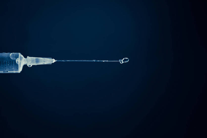 无人,横图,室内,特写,白天,正面,安全,水,阴影,反射,药剂,液体,影子,水滴,防护,一个,药品,针管,针筒,治疗,注射,摄影,影棚,单个,保护,药物,医疗,医疗设备,注射器,抗生素,保险,预防,抗菌素,平安,彩图,影棚拍摄,拍摄