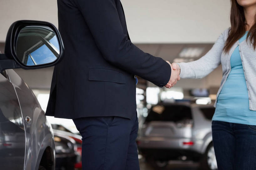 西方人,两个人,商务人士,商务男性,商店,站,握手,横图,室内,白天,侧面,衬衫,安全,镜子,汽车,欧洲,欧洲人,阴影,套装,朦胧,模糊,反射,影子,商铺,顾客,车,交通工具,轿车,站着,面对面,后视镜,镜像,生命,镜面,专卖店,载具,商务装,汽车专卖店,工薪阶层,4S店,光学,市肆,商号,主顾,男人,男性,年轻男性,年轻女性,女人,女性,白种人,白领,上班族,搀手,拉手,手拉手,手握手,站立,半身,彩图,衬衣,店铺