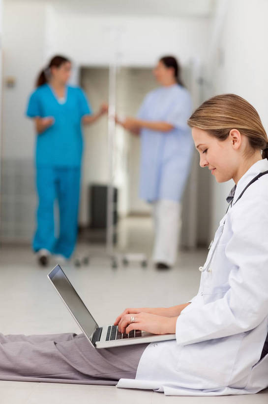 西方人,三个人,医生,病人,医院,坐,走,笑,微笑,露齿笑,竖图,室内,白天,正面,工作服,制服,电脑,笔记本电脑,门,欧洲,中国,欧洲人,亚洲,阴影,朦胧,模糊,反射,网络,瓷砖,地砖,影子,墙,走道,走廊,过道,地面,注视,通讯设备,拉萨,西藏,墙壁,墙面,绿色,白色,门框,低头,观察,看,医护人员,医疗人员,观看,一台,察看,无线,白大褂,病服,关注,病患,通信设备,防护服,无线网络,藏,隔离服,无线上网,便携式电脑,东亚,无菌服,西藏自治区,医疗机构,病号服,首府,中华人民共和国,西南地区,拉萨市,工作制服,达孜县,甘丹寺,达孜,手提电脑,年轻女性,女人,女性,白种人,大夫,患者,就医者,步行,散步,走路,坐着,半身,彩图,工作套服,病院,诊所,病患服,防静电工装,隔工作服,洁净工装,洁净工作服,净化服,无尘工作服,无尘衣,病人服,病员服