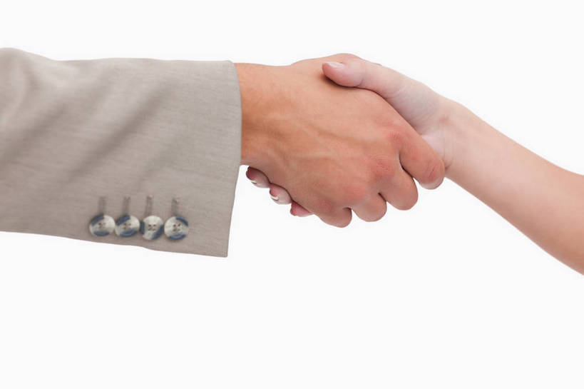 西方人,手,商务人士,学生,商务男性,握手,横图,室内,特写,白天,白色背景,侧面,衬衫,欧洲,欧洲人,双手,阴影,套装,反射,影子,四颗,纽扣,手部,摄影,影棚,钮扣,商务装,工薪阶层,男人,男性,年轻男性,年轻女性,女人,女性,白种人,白领,上班族,搀手,拉手,手搀手,手拉手,手牵手,手握手,半身,彩图,影棚拍摄,衬衣,拍摄,袖扣