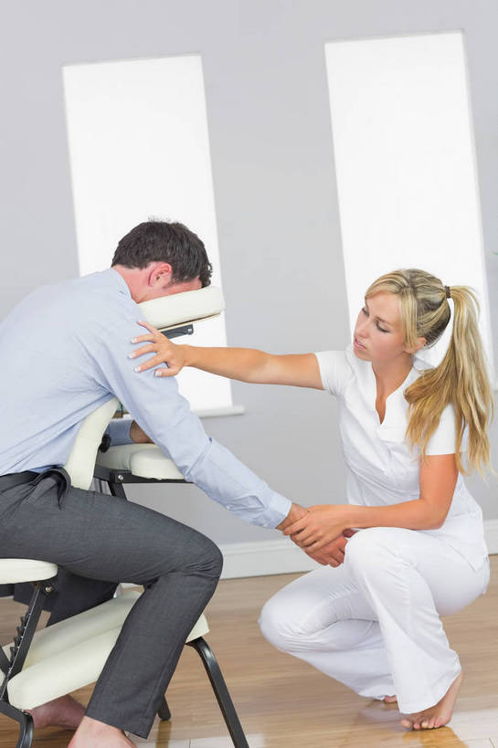 西方人,两个人,商务人士,按摩师,商务男性,医院,坐,蹲,笑,摸,微笑,露齿笑,竖图,室内,白天,侧面,工作服,衬衫,制服,窗户,地板,欧洲,欧洲人,抚摸,握,阴影,套装,朦胧,模糊,反射,影子,墙,地面,拿,拿着,注视,光脚,木地板,玻璃窗,墙壁,墙面,一个,白色,观察,看,趴着,赤脚,握着,单个,观看,察看,关注,商务装,按摩椅,工薪阶层,医疗机构,工作制服,男人,男性,年轻女性,女人,女性,中年男性,白种人,白领,上班族,技师,触摸,蹲着,接触,趴,坐着,半身,彩图,衬衣,工作套服,病院,诊所,保健人员