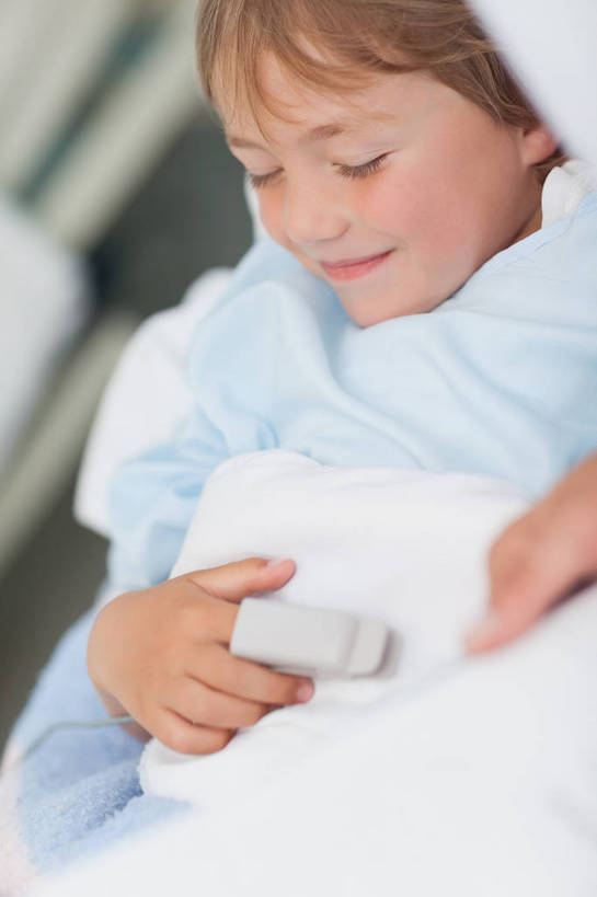 西方人,儿童,一个人,医院,躺,闭眼,笑,微笑,竖图,俯视,室内,白天,纯洁,机器,床,欧洲,欧洲人,仅一个男性,仅一个人,阴影,朦胧,模糊,反射,医学,线条,心电图,影子,床单,设备,被子,小孩,病床,仅一个小孩,可爱,童年,童趣,搭,医疗,医疗设备,被单,病服,搭着,医疗器械,医疗工具,童真,烂漫,无邪,医疗机构,病号服,检测工具,卧着,天真,男孩,男人,男性,白种人,孩子,闭眼睛,闭着眼,闭着眼睛,躺着,卧,半身,彩图,高角度拍摄,病院,诊所,病患服,护理床,医疗床,病人服,病员服,心电图机,男生