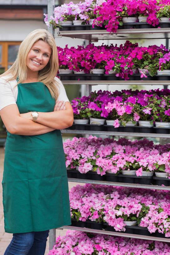 西方人,一个人,商店,站,笑,双手交叉,微笑,露齿笑,竖图,室外,白天,正面,欧洲,欧洲人,仅一个女性,仅一个人,许多,服装,盛开,很多,花蕾,注视,休闲装,商铺,花,花瓣,花朵,鲜花,衣服,花苞,花蕊,观察,看,站着,仅一个中年女性,休闲,休闲服,服饰,观看,察看,双手抱胸,关注,市肆,商号,女人,女性,中年女性,白种人,站立,半身,彩图,店铺,花园中心,园艺中心