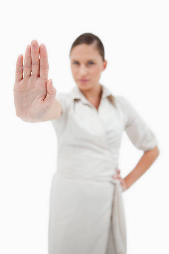 西方人,一个人,商务人士,商务女性,站,竖图,室内,白天,白色背景,正面,欧洲,欧洲人,仅一个年轻女性,仅一个女性,仅一个人,阴影,套装,朦胧,模糊,反射,影子,手叉腰,叉腰,站着,阻挡,摄影,影棚,商务装,工薪阶层,反对,阻挠,拦截,阻当,阻梗,单手叉腰,年轻女性,女人,女性,白种人,白领,上班族,站立,半身,彩图,影棚拍摄,拍摄