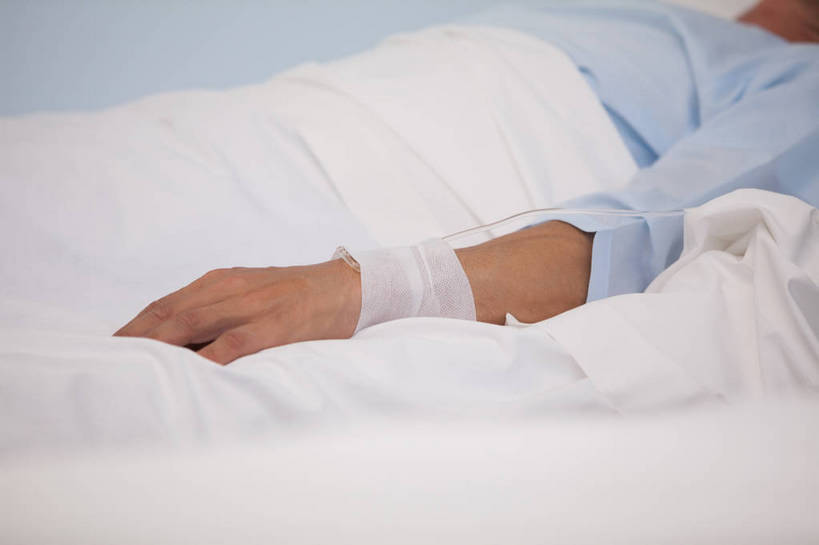 西方人,一个人,医院,躺,横图,室内,白天,侧面,床,纺织品,欧洲,欧洲人,仅一个男性,仅一个人,仅一个中年男性,阴影,环绕,缠绕,反射,布,纱布,影子,墙,床单,织物,被子,墙壁,墙面,蓝色,白色,病床,布匹,被单,病服,薄纱,纠缠,医疗机构,病号服,卧着,男人,男性,中年男性,白种人,躺着,卧,半身,彩图,病院,诊所,病患服,护理床,医疗床,棉织品,病人服,病员服