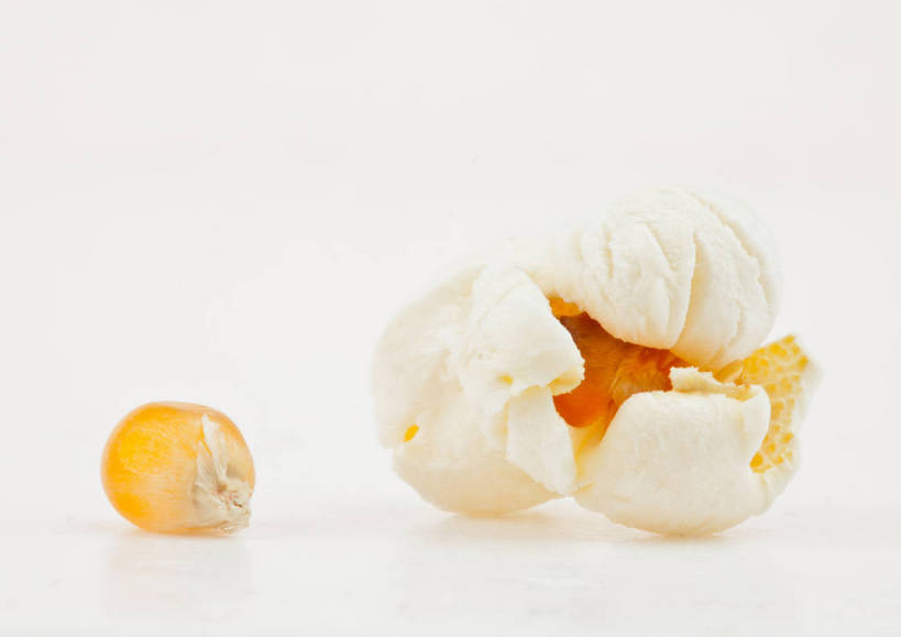 点心,无人,横图,室内,特写,白天,白色背景,正面,阴影,反射,影子,食品,食物,两个,零食,爆米花,摄影,影棚,垃圾食品,膨化食品,零嘴,彩图,影棚拍摄,拍摄