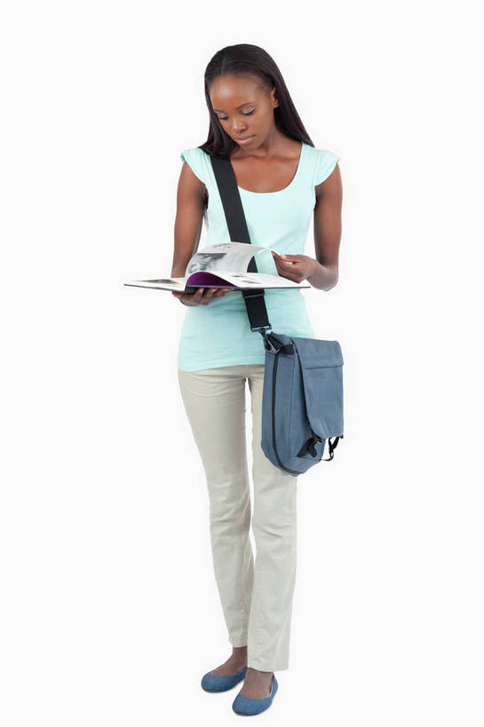 西方人,一个人,学生,站,笑,微笑,竖图,室内,白天,白色背景,正面,书籍,欧洲,非洲,黑人,欧洲人,仅一个年轻女性,仅一个女性,仅一个人,一本,握,阴影,服装,裤子,反射,包,皮包,影子,拿,拿着,注视,休闲裤,休闲装,衣服,教科书,低头,观察,看,站着,休闲,休闲服,握着,摄影,服饰,影棚,课本,观看,休闲鞋,单肩包,察看,教材,关注,年轻女性,女人,女性,非洲人,书,图书,站立,彩图,全身,影棚拍摄,拍摄