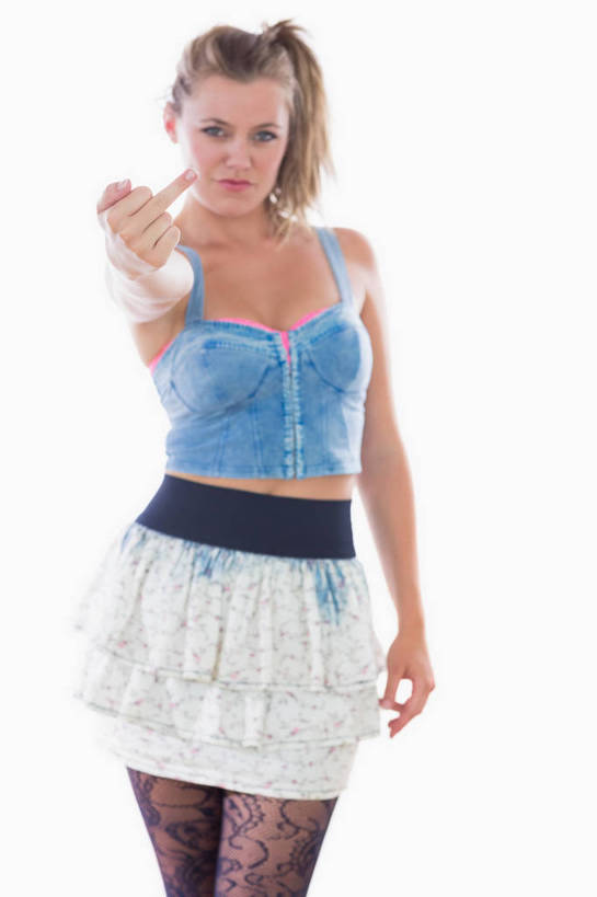 西方人,中指,一个人,站,竖图,室内,白天,白色背景,正面,裙子,欧洲,欧洲人,仅一个年轻女性,仅一个女性,仅一个人,指,服装,注视,休闲装,方向,衣服,观察,看,手势,站着,休闲,向上,休闲服,竖,短裙,摄影,服饰,影棚,观看,半身裙,翘,察看,指向,鄙视,关注,挑衅,藐视,讽刺,蔑视,嘲笑,人身攻击,年轻女性,女人,女性,白种人,站立,半身,彩图,影棚拍摄,拍摄