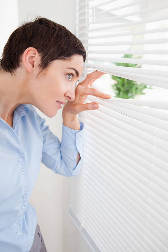 西方人,一个人,站,竖图,室内,白天,侧面,衬衫,窗户,欧洲,欧洲人,仅一个女性,仅一个人,阴影,服装,中间,反射,影子,百叶窗,墙,注视,墙壁,墙面,衣服,白色,观察,看,站着,仅一个中年女性,搭,偷看,服饰,观看,察看,衣着,穿着,搭着,关注,间谍,偷窥,衣饰,女人,女性,中年女性,白种人,站立,半身,彩图,衬衣,斥候,奸细,探子,细作,窥视,窥探,特工,特务