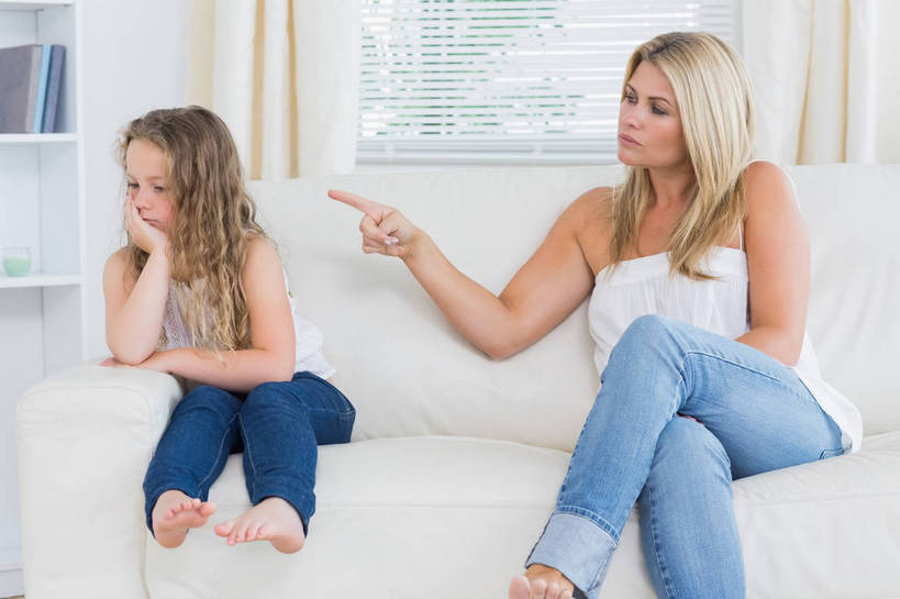 西方人,儿童,中年人,两个人,家庭,母亲,女儿,客厅,坐,横图,室内,白天,正面,纯洁,窗户,窗帘,柜子,落地窗,沙发,欧洲,欧洲人,撑,指,阴影,服装,裤子,装饰,反射,背心,影子,墙,二郎腿,扭头,托腮,指点,牛仔裤,光脚,玻璃窗,墙壁,墙面,小孩,衣服,白色,帘子,橱柜,托,转头,温暖,温馨,母女,一家人,赤脚,遮阳,可爱,母爱,童年,童趣,责备,服饰,指责,华丽,修饰,点缀,和睦,起居室,指向,衣着,穿着,托下巴,布艺沙发,童真,烂漫,无邪,衬托,美观,雅致,雅观,衣饰,客堂,叱责,指摘,单手托腮,天真,女孩,女人,女性,中年女性,白种人,孩子,坐着,半身,彩图,融洽,女生