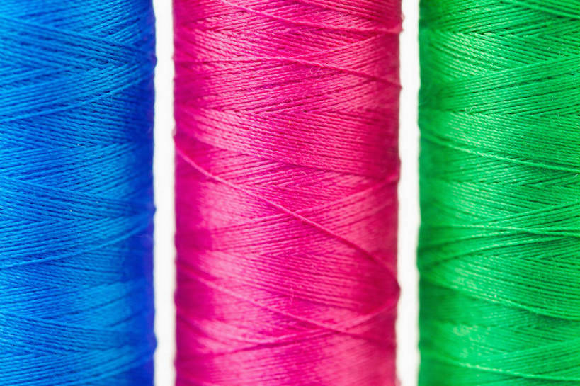 无人,横图,室内,特写,白天,白色背景,正面,静物,阴影,环绕,缠绕,反射,线,影子,红色,蓝色,绿色,摄影,影棚,纠缠,线轴,彩图,影棚拍摄,拍摄,细线