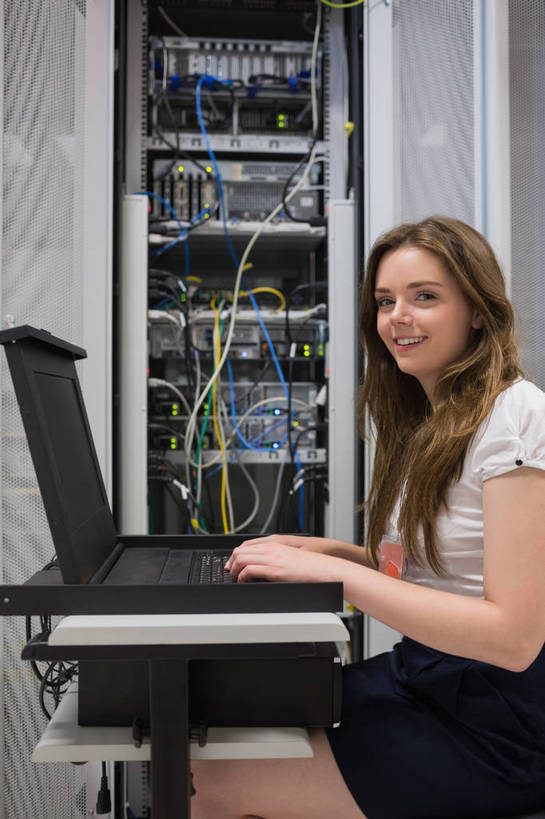 西方人,一个人,商务人士,商务女性,坐,笑,微笑,露齿笑,竖图,室内,白天,侧面,服务器,电脑,笔记本电脑,欧洲,欧洲人,仅一个年轻女性,仅一个女性,仅一个人,敲打,阴影,套装,反射,网络,影子,扭头,注视,输入,通讯设备,打字,观察,看,转头,观看,点击,一台,敲击,察看,无线,关注,通信设备,商务装,无线网络,无线上网,便携式电脑,工薪阶层,软件,按键,手提电脑,年轻女性,女人,女性,白种人,白领,上班族,坐着,半身,彩图,计算机软件,伺服器