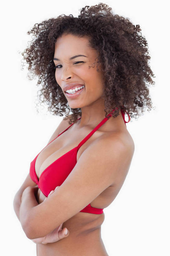 西方人,一个人,站,笑,双手交叉,微笑,露齿笑,竖图,室内,白天,白色背景,侧面,泳装,比基尼,欧洲,非洲,黑人,欧洲人,仅一个年轻女性,仅一个女性,仅一个人,阴影,反射,影子,扭头,注视,红色,观察,看,站着,转头,眨眼睛,摄影,影棚,观看,察看,眨眼,双手抱胸,关注,年轻女性,女人,女性,非洲人,站立,半身,彩图,影棚拍摄,三点式,泳衣,拍摄