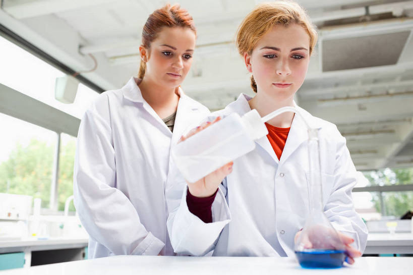 西方人,两个人,伙伴,朋友,科学家,办公室,站,横图,室内,白天,仰视,友谊,合作,团队,实验,研发,仪器,窗户,家具,桌子,欧洲,欧洲人,握,服装,朦胧,模糊,研究,透明,分析,科学,化学,测试,烧瓶,液体,锥形瓶,办公桌,实验室,研究室,拿,拿着,注视,玻璃窗,玻璃制品,衣服,蓝色,白色,玻璃瓶,瓶子,塑料制品,观察,看,站着,器皿,塑料瓶,战略,握着,服饰,观看,科研,察看,衣着,科研人员,白大褂,穿着,关注,化验,研究者,检验,研究所,实验服,科学研究者,玻璃仪器,试验耗材,实验用品,化验室,检验室,办公家具,联合,合谋,三角烧瓶,依氏烧瓶,锥形烧瓶,衣饰,配合,协作,年轻女性,女人,女性,白种人,科学工作者,站立,半身,彩图,低角度拍摄,实验衣,洗瓶