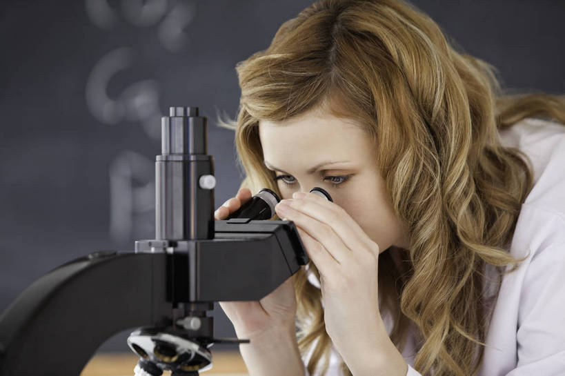 西方人,一个人,科学家,站,横图,室内,白天,正面,仪器,欧洲,欧洲人,仅一个年轻女性,仅一个女性,仅一个人,弯腰,握,阴影,服装,检查,朦胧,模糊,反射,分析,科学,英文,标志,文字,显微镜,影子,字符,字母,注视,标识,衣服,白色,黑板,低头,观察,看,站着,清晰,探索,教学,握着,服饰,放大,观看,英文字母,仔细,一台,透镜,察看,凸透镜,聚焦,衣着,科研人员,白大褂,穿着,关注,研究者,实验服,科学研究者,光学,清楚,弯身,垂头,衣饰,耐磨,教学黑板,年轻女性,女人,女性,白种人,科学工作者,站立,半身,彩图,实验衣