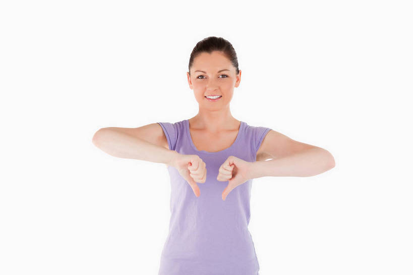 西方人,一个人,站,笑,微笑,露齿笑,横图,室内,白天,白色背景,正面,欧洲,欧洲人,仅一个年轻女性,仅一个女性,仅一个人,阴影,服装,反射,影子,注视,休闲装,衣服,紫色,观察,看,手势,站着,休闲,休闲服,竖,摄影,服饰,影棚,观看,翘,察看,鄙视,关注,藐视,讽刺,蔑视,嘲笑,朝下,年轻女性,女人,女性,白种人,大拇指,站立,半身,彩图,影棚拍摄,拍摄,向下