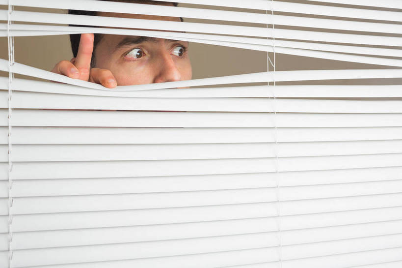 西方人,一个人,横图,室内,白天,正面,窗户,欧洲,欧洲人,仅一个男性,仅一个人,百叶窗,注视,仅一个年轻男性,观察,看,偷看,观看,察看,关注,偷窥,男人,男性,年轻男性,白种人,半身,彩图,窥视,窥探