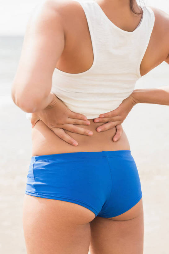 西方人,一个人,站,竖图,室外,白天,欧洲,欧洲人,仅一个年轻女性,仅一个女性,仅一个人,服装,裤子,背心,运动裤,手叉腰,背面,衣服,蓝色,白色,天空,天,叉腰,站着,服饰,双手叉腰,衣着,穿着,衣饰,露脐装,年轻女性,女人,女性,白种人,站立,半身,彩图